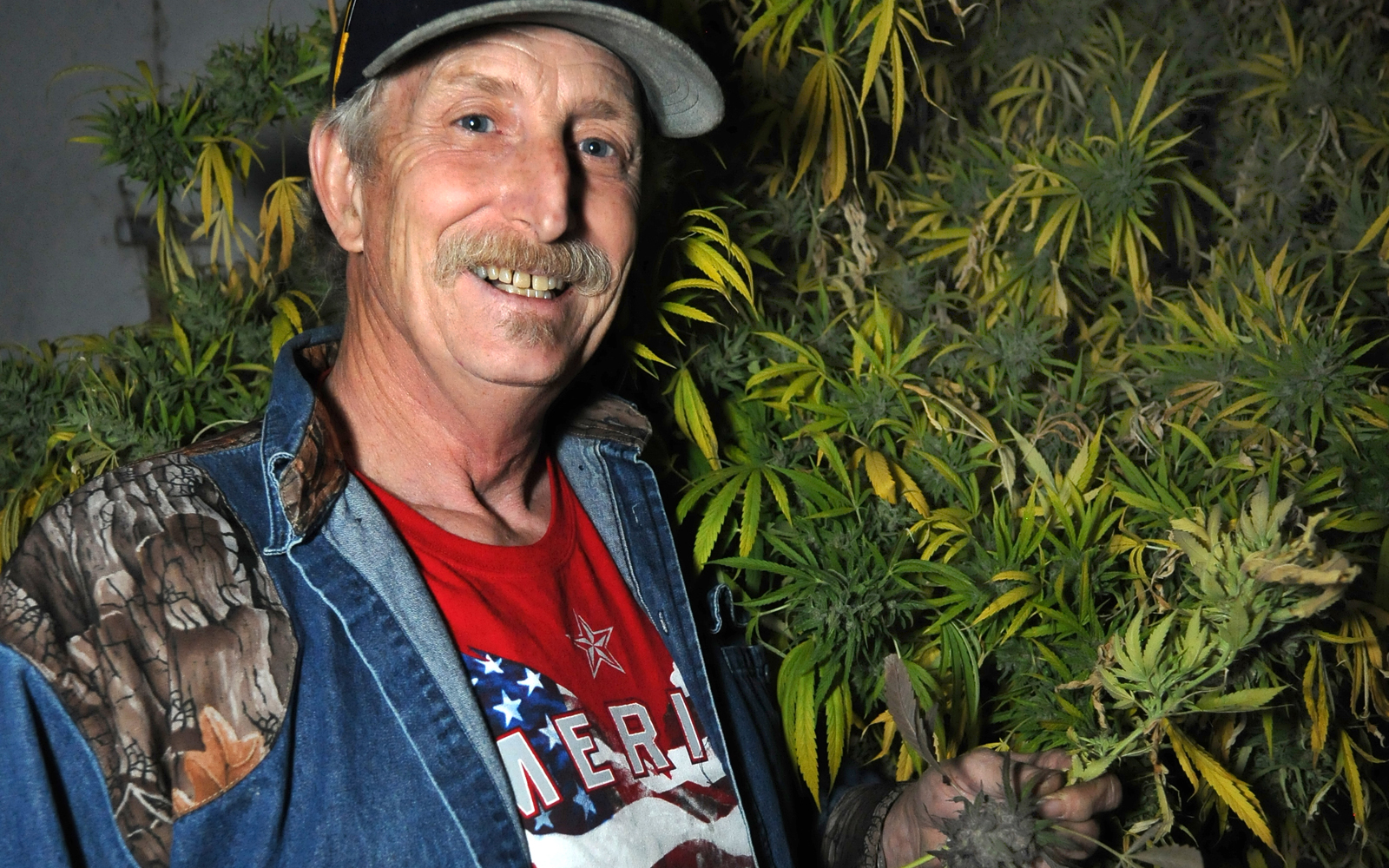 Bo Shaffer, leverancier van droogijs voor de diepvriesman, poseert voor zijn wietplanten.