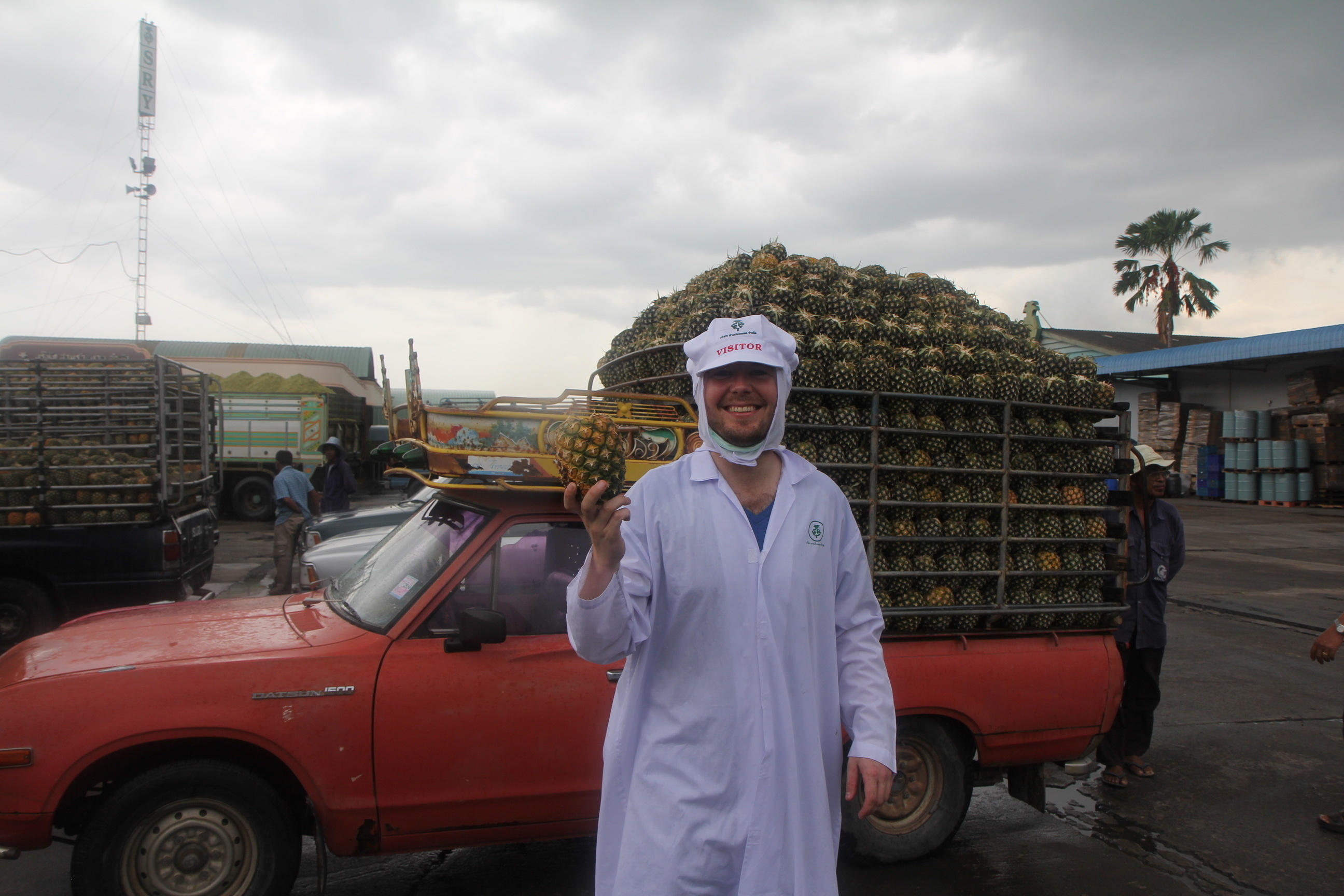 Lex Boon tijdens een ananasavontuur in Thailand. Hier op bezoek bij een ananasinblikfabriek.