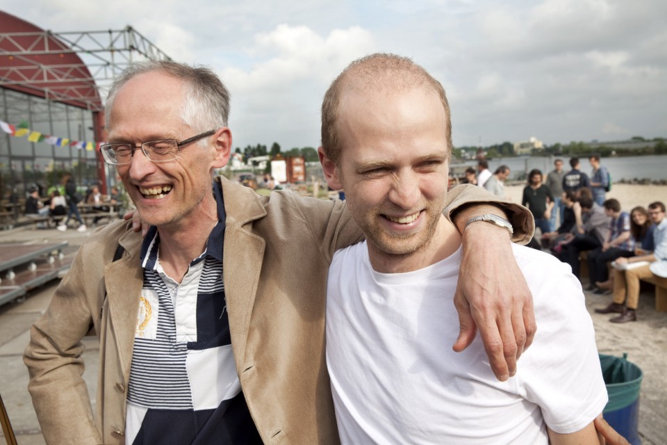 Marten Blankesteijn met zijn vader Herbert op de dag van de lancering van Blendle. Foto: Rob Huibers / Hollandse Hoogte
