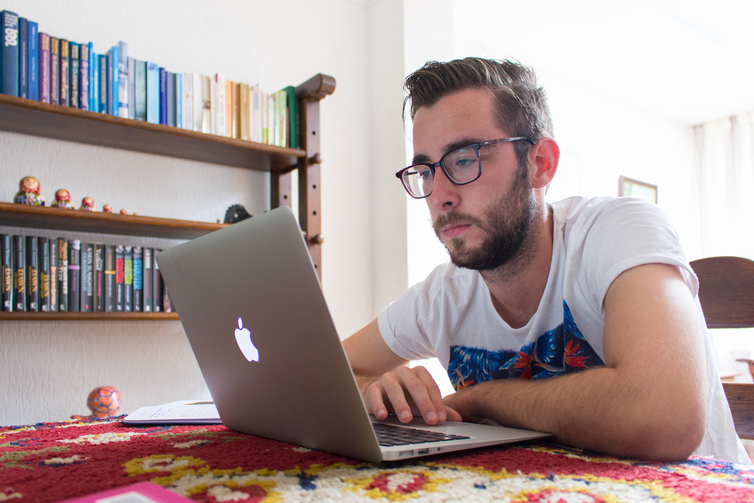 Arnoud van der Struijk achter zijn laptop in de huiskamer bezig met het selecteren van interessante artikelen voor de dagelijkse Blendle-nieuwsbrief. Foto: Joris van der Struijk.