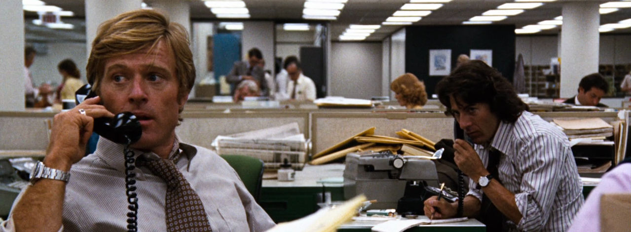 Robert Redford en Dustin Hoffman in de film All the President's Men. Dankzij deze film werd het credo 'follow the money' populair onder onderzoeksjournalisten.