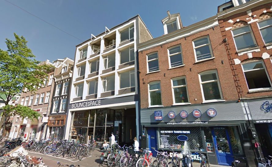 Het gebouw van BounceSpace aan de Amsterdamse Overtoom, waar Follow the Money nu zetelt. Foto: Google Streetview.