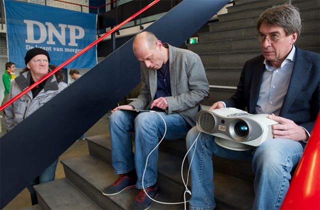 Jan-Jaap Heij en Ben Rogmans tijdens de lancering van De Nieuwe Pers op 11 februari 2013. Arnold Karskens (links naast de trap) kijkt toe. Foto: deOndernemer.nl.