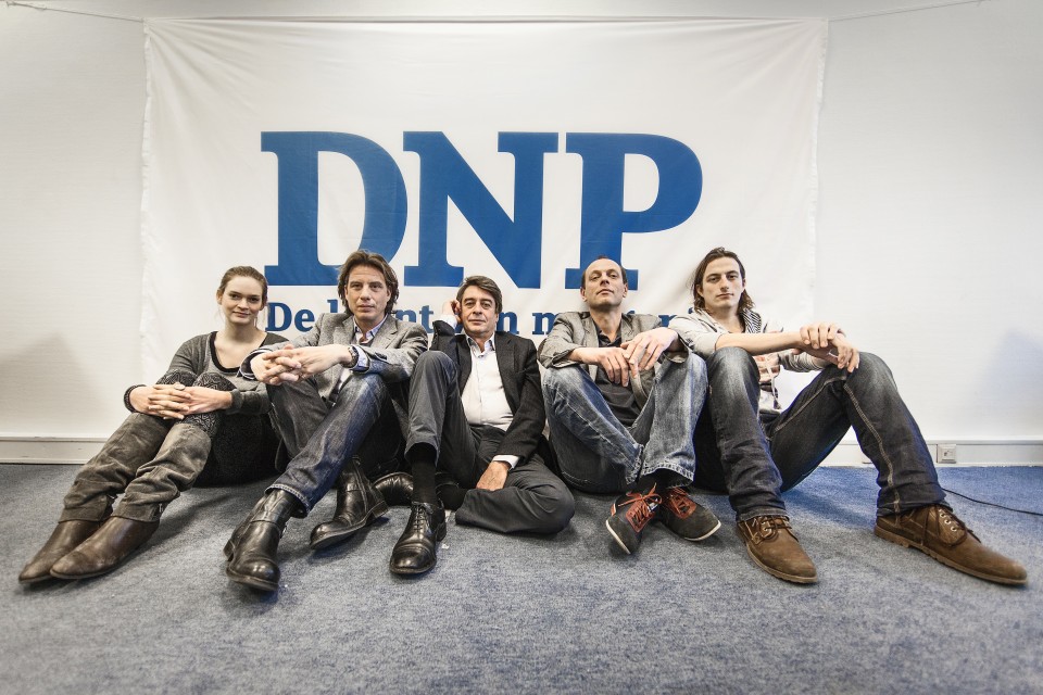 Het team van De Nieuwe Pers. Van links naar rechts: Annika Elschot, Alain van der Horst, Ben Rogmans, Jan Jaap Heij en Ties Joosten. Foto: Frank Groeliken (promotiefoto van DNP).