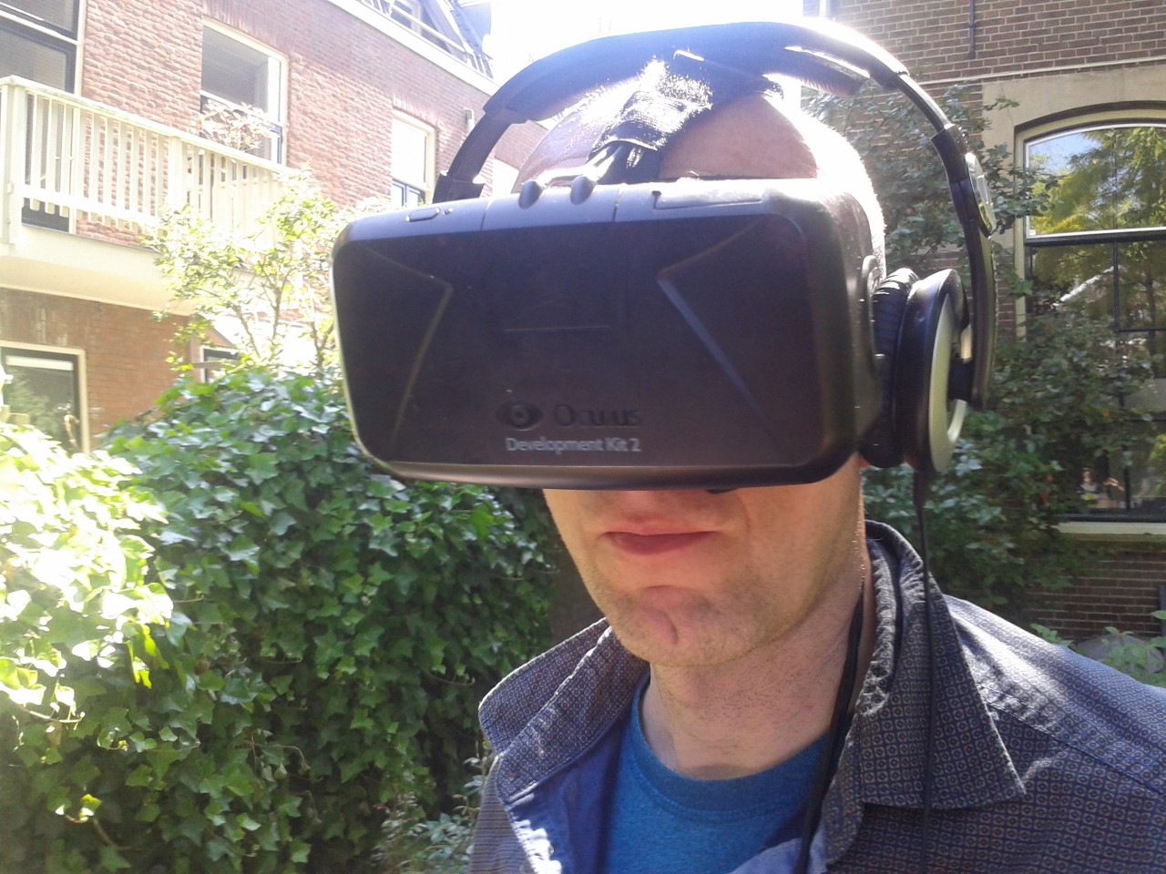 Hans Jaap Melissen met de virtual reality-bril Oculus Rift.