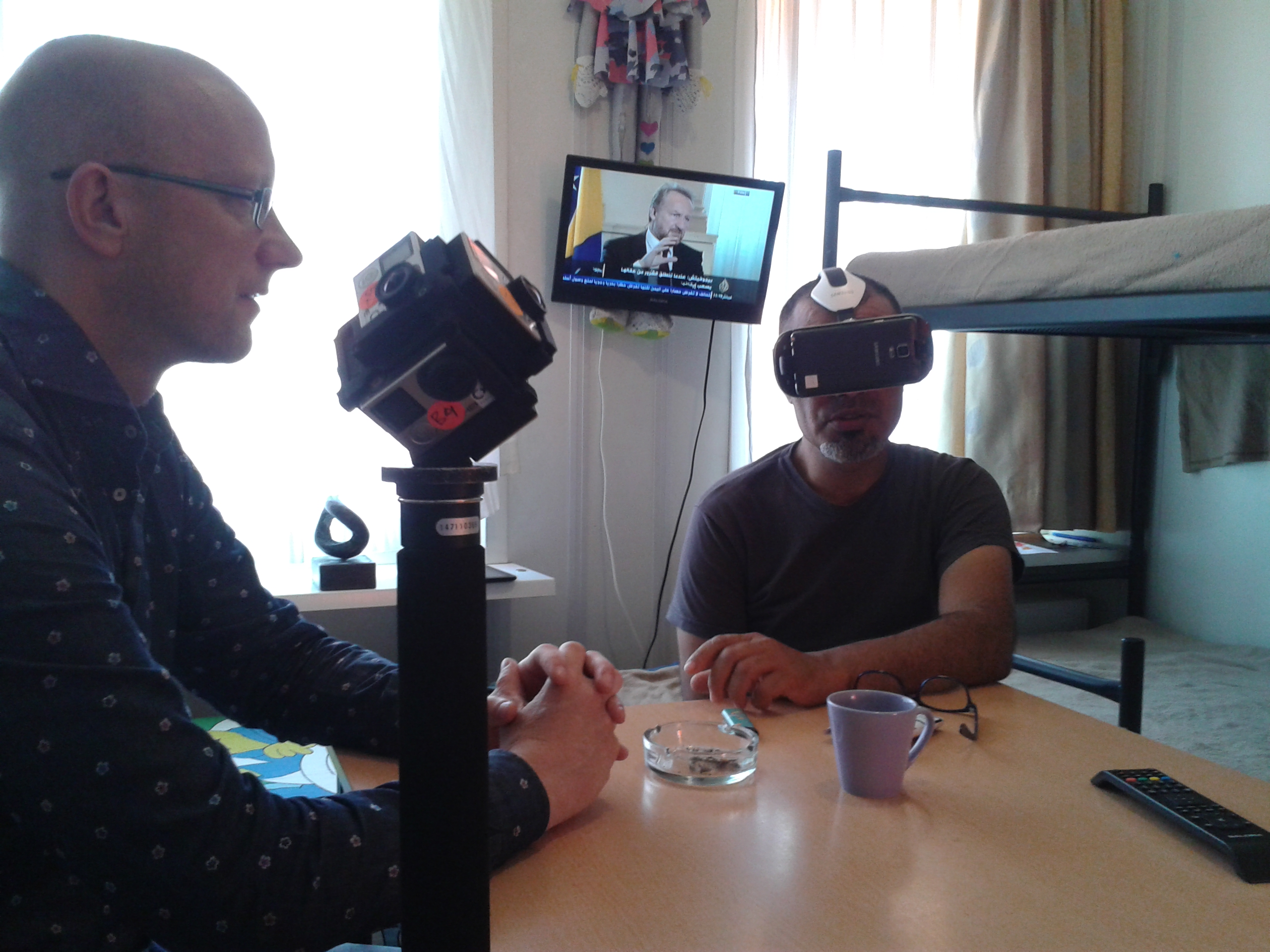 Moussa vertelt voor de GoPro-camera's over zijn vlucht uit Syrië. Links de auteur van dit artikel, Hans Jaap Melissen.