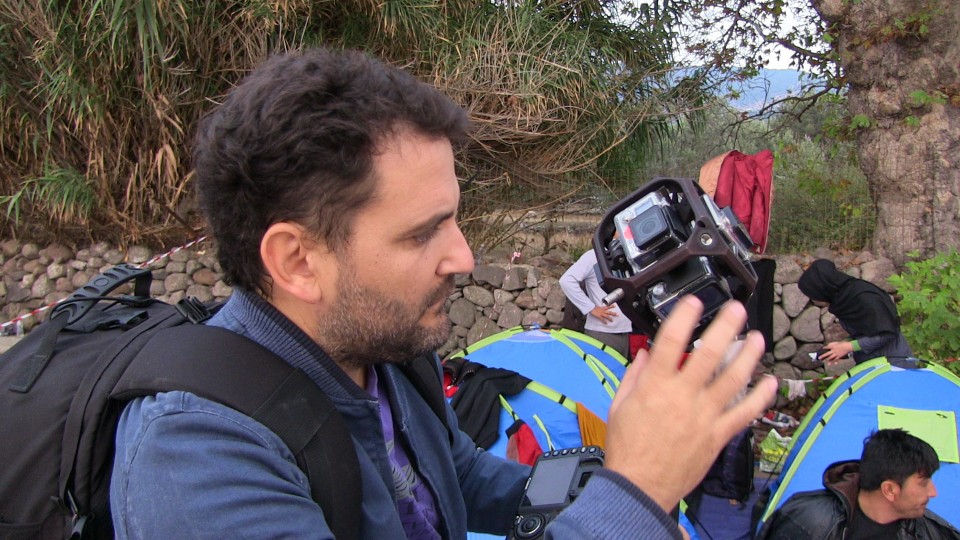 Eduardo van Scopic is bezig om de GoPro's operationeel te krijgen. Foto: Hans-Jaap Melissen.
