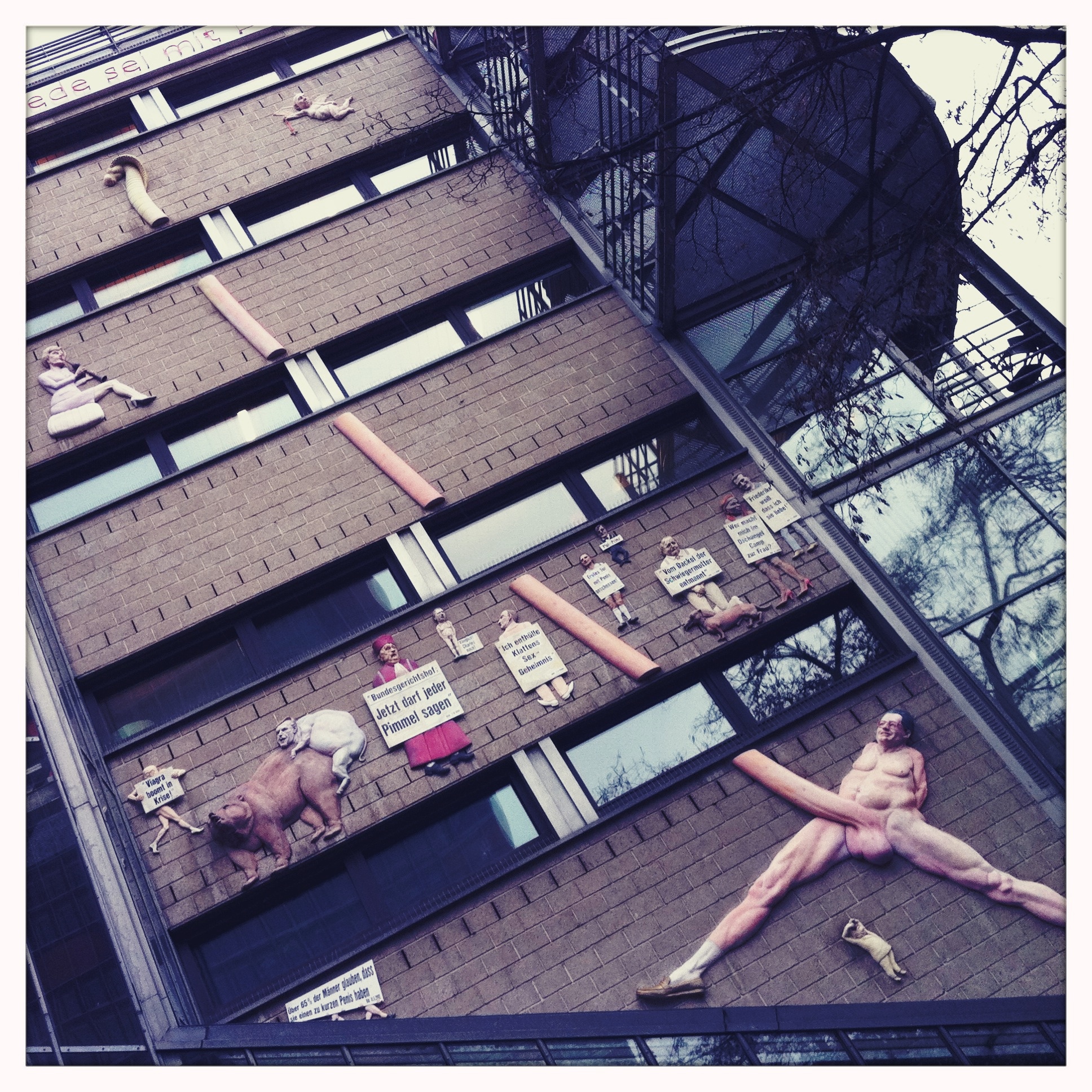 Het obscene kunstwerk aan de zijgevel van het Rudi Dutschke Haus, het hoofdkantoor van Die Tageszeitung in Berlijn. Foto: Michael Sonnabend.
