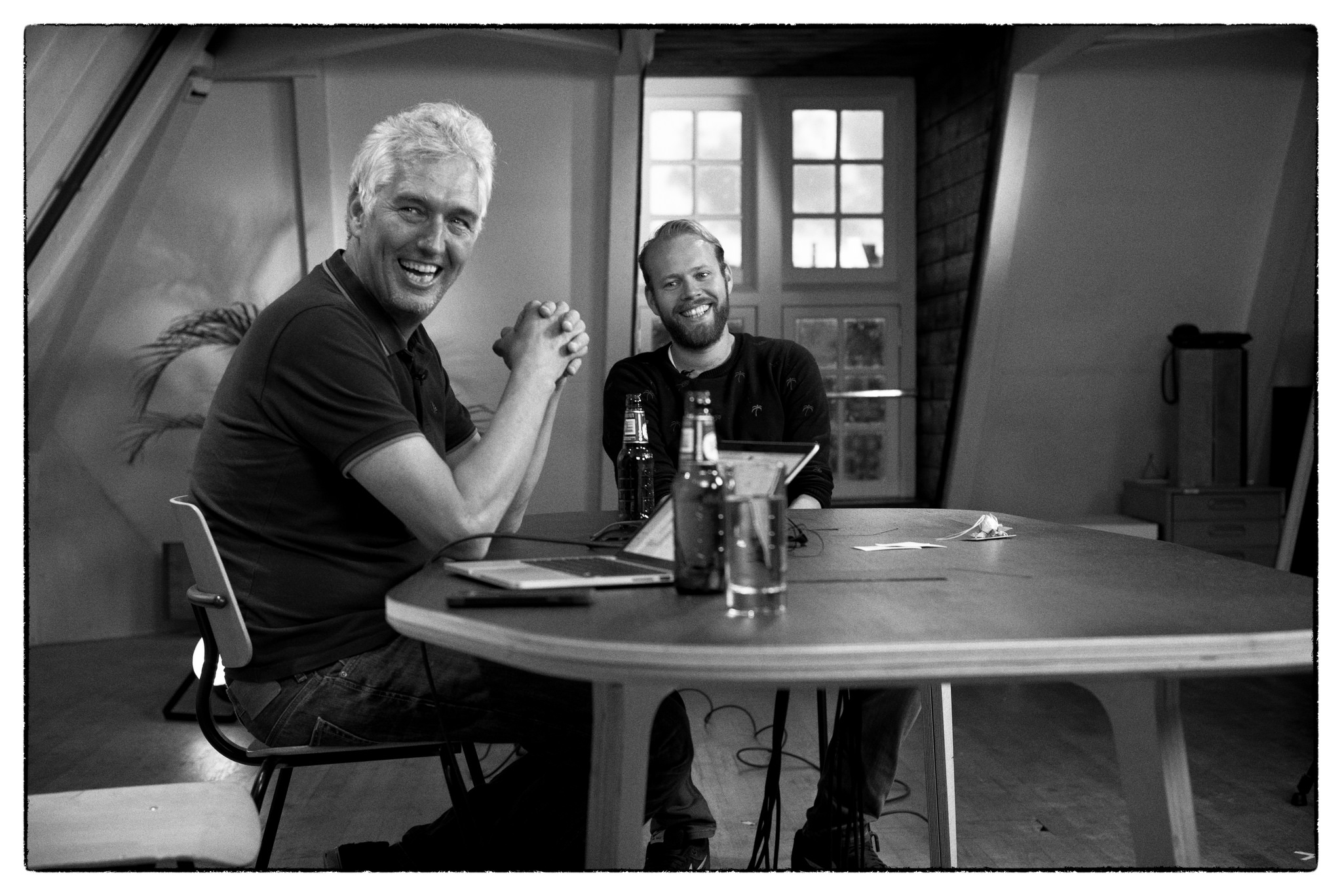 Erwin Blom (links) in de studio van Fast Moving Targets voor een uitzending van Top Names met als gast Wienke Giezeman van start-up The Things Network. Foto: Guido van Nispen.