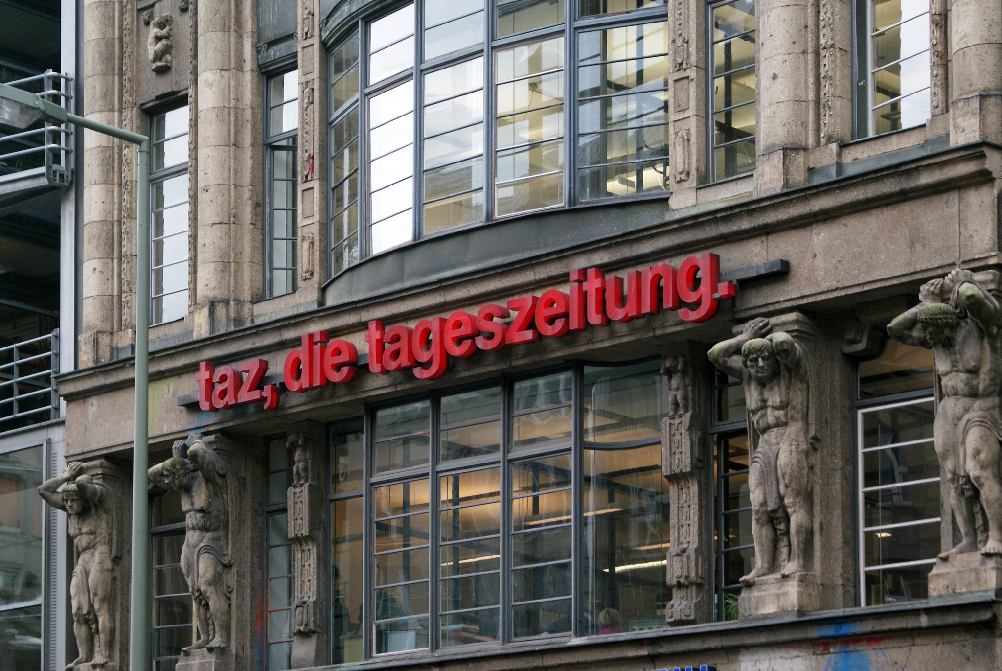 De voorgevel van het gebouw aan de Rudi Dutschke Strasse in Berlijn, waar die Tageszeitung is gevestigd. Foto: Marc Wathieu.