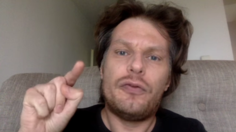 Screenshot uit de video die Bert Brussen publiceerde als reactie op het betoog van Jan Terlouw in De Wereld Draait Door.