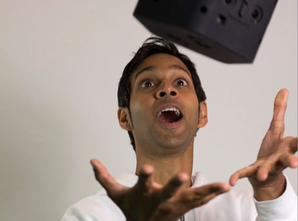 Avinash Changa van WemakeVR met de zelf ontwikkelde VR-camera.